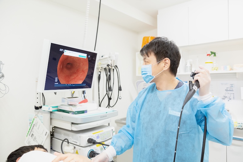 内視鏡で大腸などを直接観察します